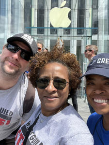 Wanda-Sykes-and-WGAE-members-at-the-Fifth-Avenue-Apple-Store-oin-NYC-on-Apple-Day-of-Action-Photo-Wanda-Sykes.jpg