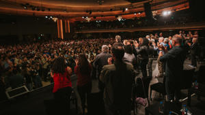 A-five-minute-standing-ovation-for-WGA-leadership-at-the-9-27-meeting-at-the-Hollywood-Palladium.-Photo-J.W.-Hendricks.jpg