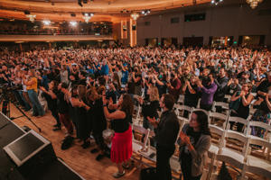 WGA-members-deliver-another-standing-ovation-at-the-9-27-meeting-at-the-Hollywood-Palladium.-Photo-J.W.-Hendricks.jpg