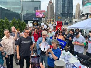 The-WGA-picket-line-outside-the-Disney-Upfronts-in-NYC-gets-a-rapturous-kickoff-from-AFT-President-Randi-Weingarten,-WGAE-President,-Michael-Winship,-and-WGAE-Executive-Director-Lowell-Peterson.JPG