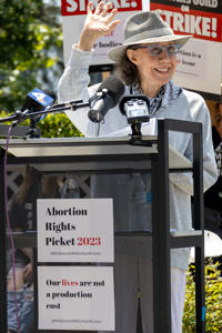 Actress-and-activist-Lily-Tomlin-at-Abortion-Rights-picket-Photo-by-Michael-Guilbert_Splash-Cinema.jpg