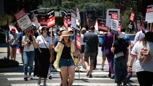 All-walks-of-life-are-welcome-at-the-CWW-LGBTQ-Intersectional-Picket-at-Universal-Photo-Antonio-Reinaldo.jpg