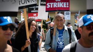 Huge-turnout-for-the-Juneteenth-picket-at-Paramount.-Photo-by-Antonio-Reinaldo.jpg