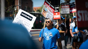 The-Juneteenth-picket-at-Paramount.-Photo-by-Antonio-Reinaldo.jpg