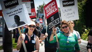 At-the-Mad-Men-Picket-at-Netflix-Photo-Antonio-Reinaldo.jpg