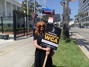 Christina-Hendricks-at-Mad-Men-picket-at-Netflix.jpg