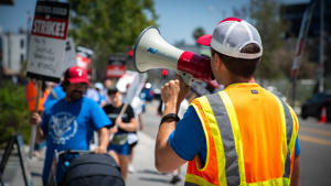 Directing-traffic-at-Netflix-Photo-Antonio-Reinaldo.jpg