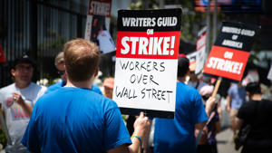 Picketing-at-Netflix-Photo-Antonio-Reinaldo.jpg