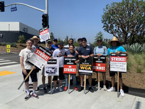 Ray-Romano-joins-picketers-at-Universal.jpg