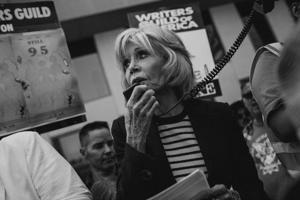 Jane-Fonda-at-the-9-to-5-picket-at-Netflix-Photo-J.W.-Hendricks.jpeg