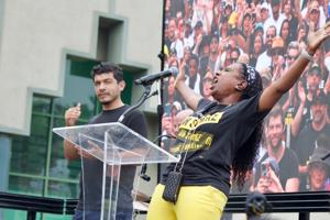 SAG-AFTRA-L.A.-Local-First-VP-and-Negotiating-Committee-member-Sheryl-Lee-Ralph-raises-the-roof-at-the-L.A.-Solidarity-rally-at-Paramount-on-9-13.jpeg