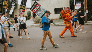 WGA-Captain-Bill-Wolkoff-at-the-L.A.-Solidarity-March-and-Rally-on-9-13.-Photo-J.W.-Hendricks.jpg