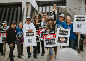 Writers-cast-and-crew-at-the-So-Say-We-All-A-Battlestar-Galactica-picket-at-NBCU-on-9-21.-Photo-J.W.-Hendricks.jpg
