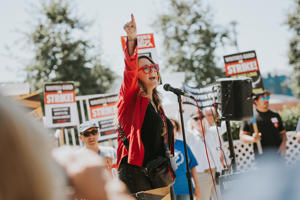 SAG-AFTRA-Negotiating-Committee-member-Joely-Fisher-fires-up-the-crowd-at-the-Unemployment-Insurance-We-Earned-It-picket-at-Amazon.-Photo-J.W.-Hendricks.jpg